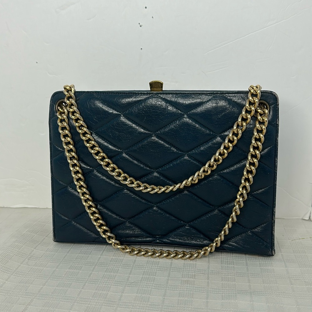 Elegant Quilted Dofan Shoulder Bag with Gold Chain